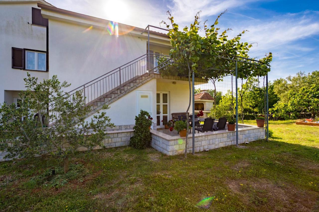 Apartments Sara Milohnici Exterior photo
